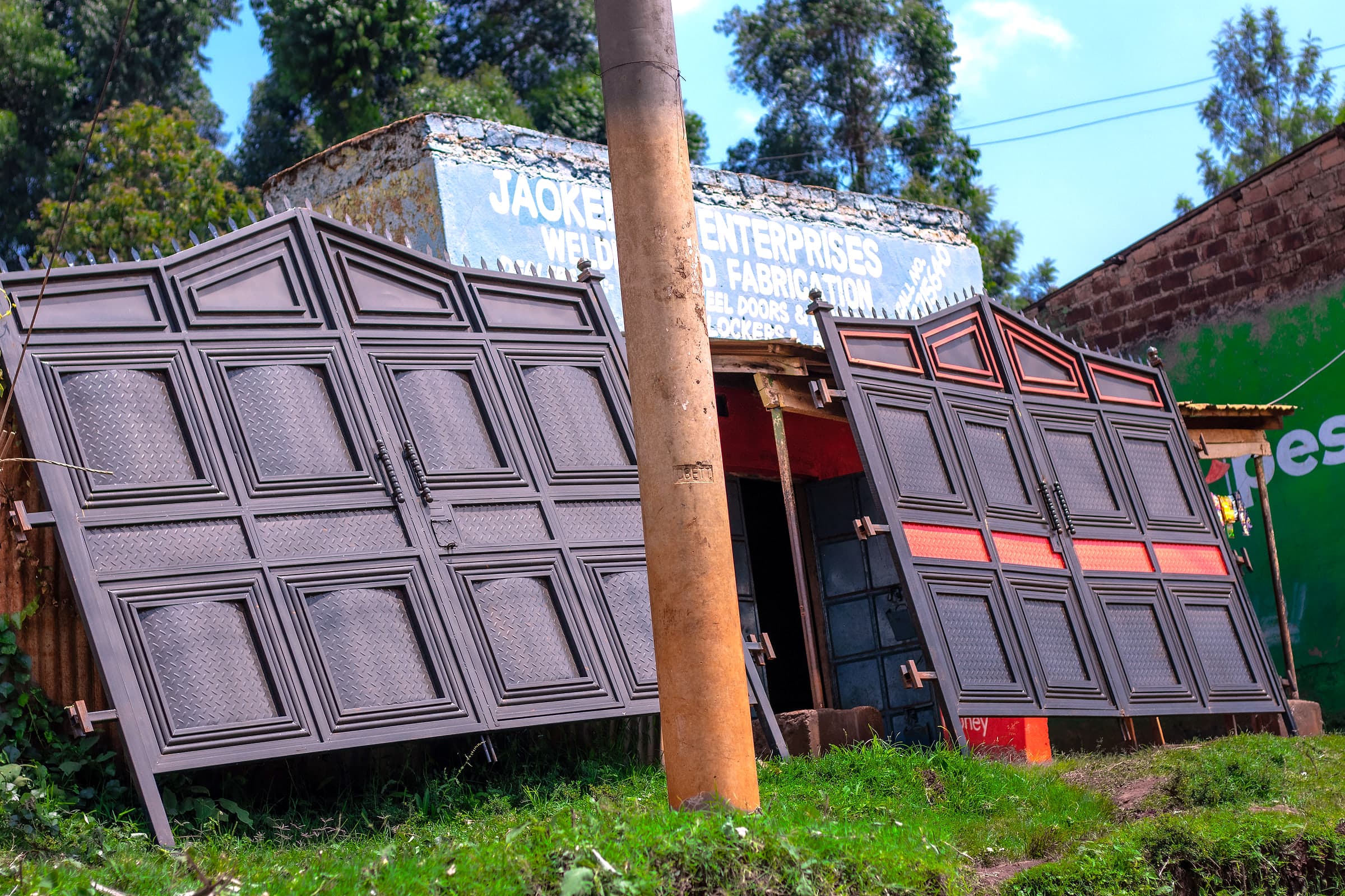 Black & Red Panel Compound Gate