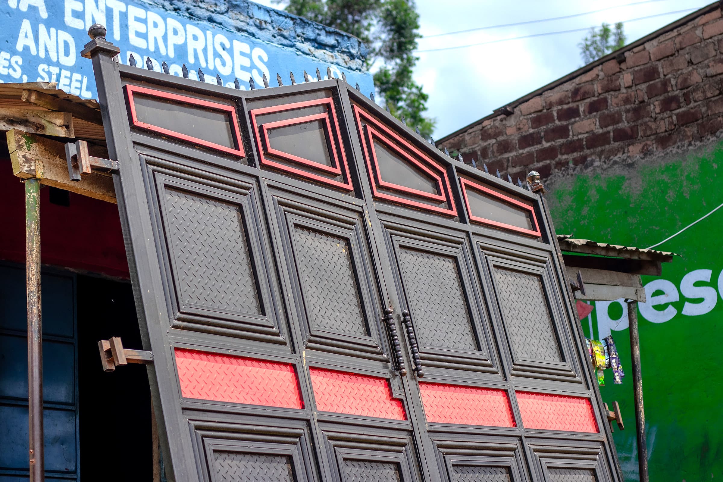 Black & Red Panel Compound Gate
