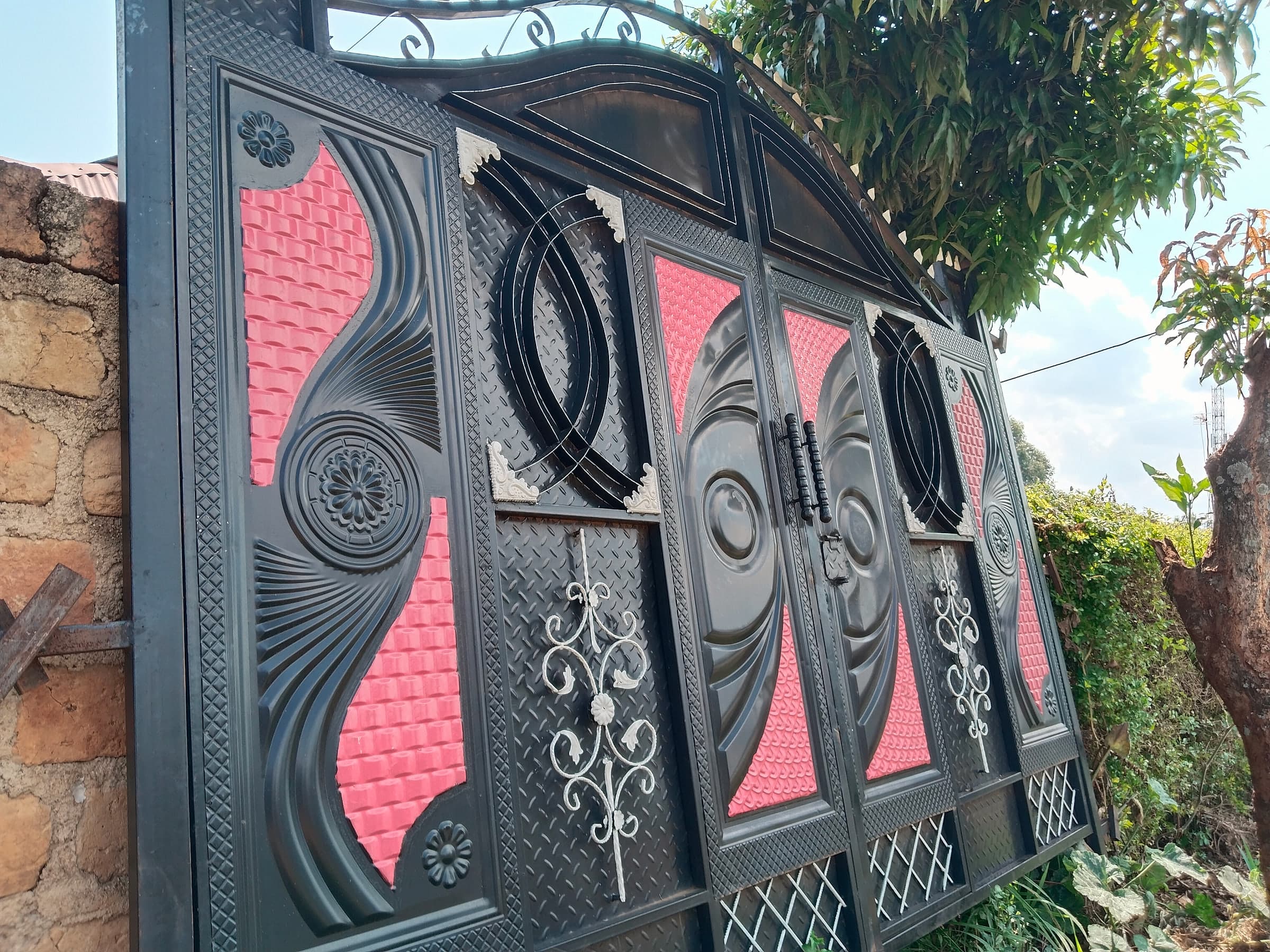 Black & Rose Medallion Gate — Detail