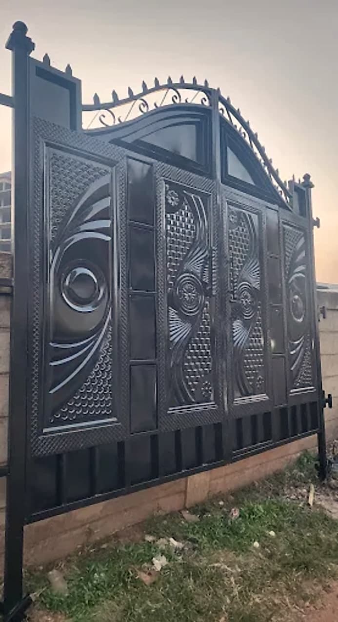 Black Ornate Gate with Spear Crown