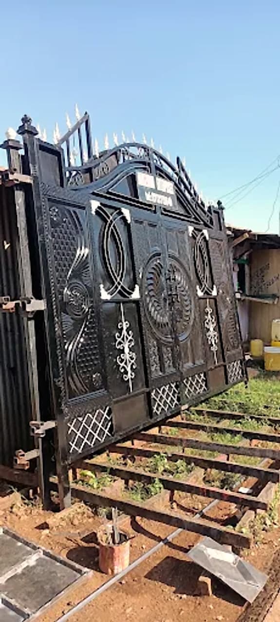 Black Ornate Gate with Spear Crown