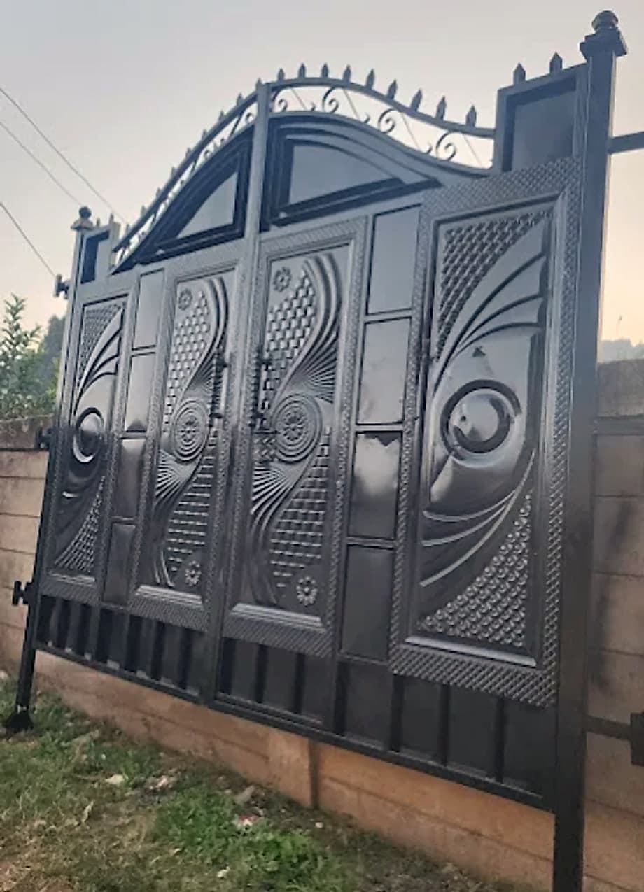 Black Wave-Pattern Compound Gate