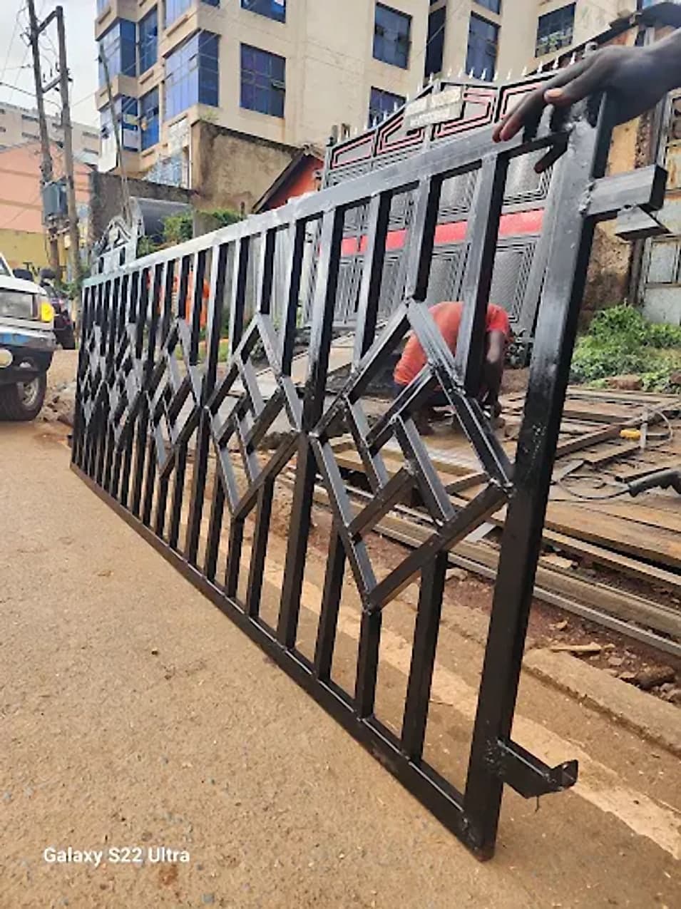 Long Sliding Gate with Diamond Lattice