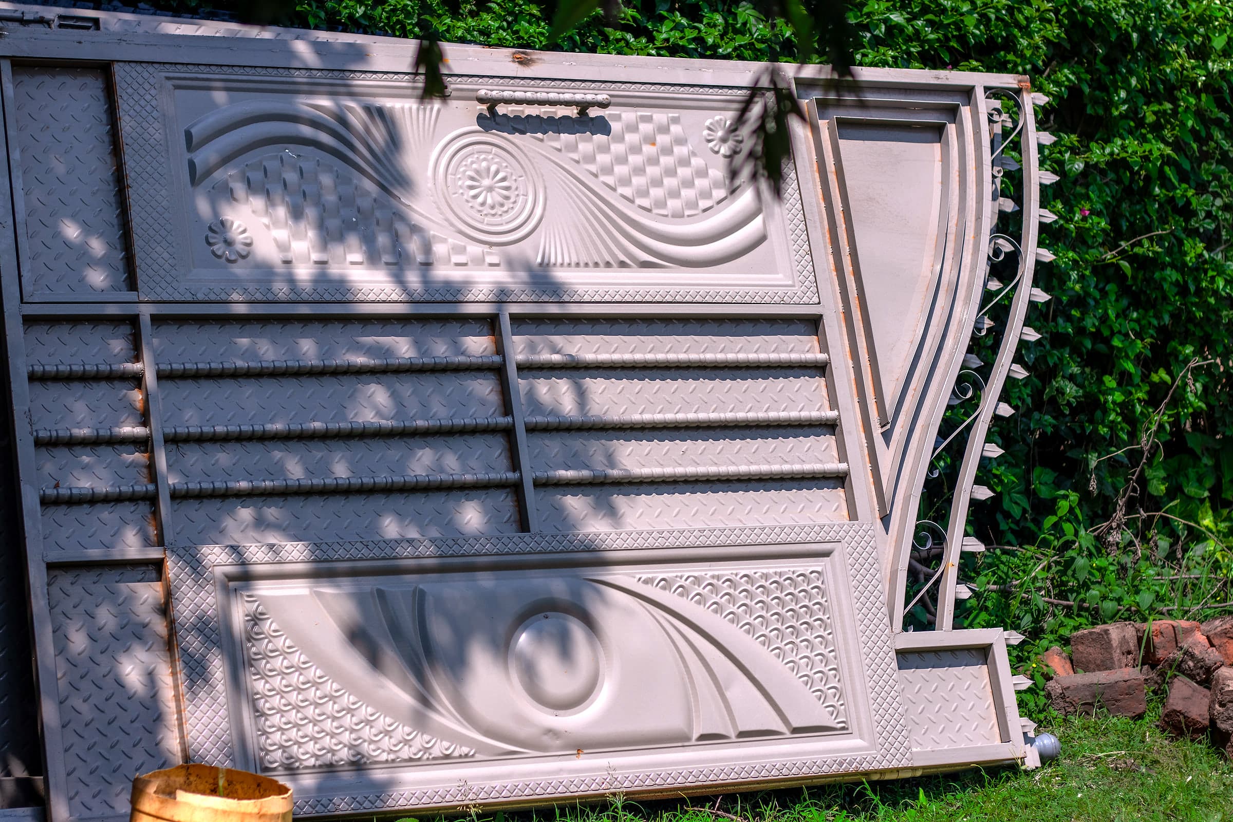 Silver Wave-Pattern Sliding Gate Leaf